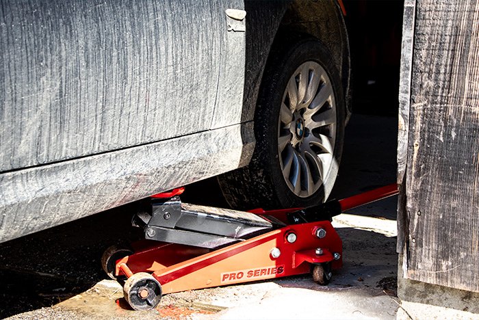 jacking-up-bmw-328xi.jpg