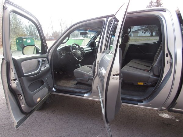 used-2006-toyota-tundra-u4574-for-sale-in-michigan-inside3.JPG