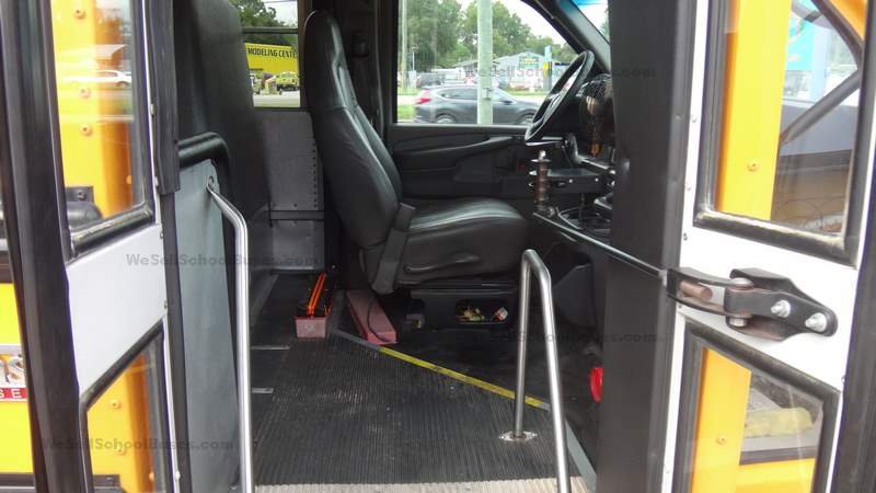 DSC09886 2009 Chevrolet Thomas School Bus 21 passenger 5 rows 6.0L v8 gasoline stock#2405.jpg