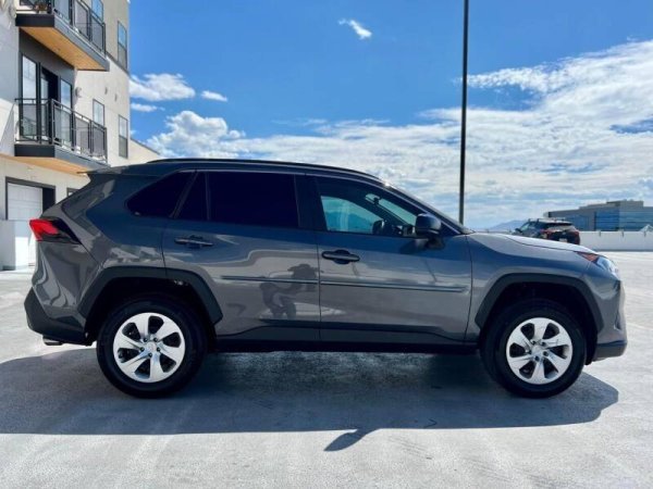2021-toyota-rav4-le-4dr-suv 3.jpg
